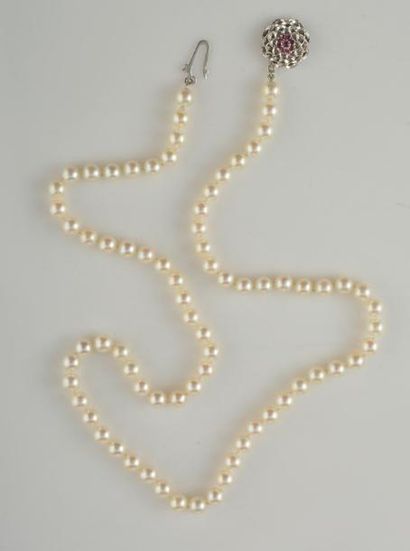 null PERLES, OR 18K ET RUBIS Collier de 75 perles de culture blanches, 6.00mm à 6.45mm....