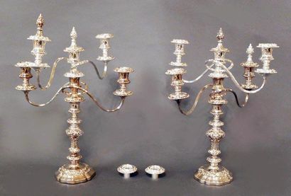Angleterre Poinçonné d'une coquille Saint-Jacques Paire de chandeliers en métal argenté...