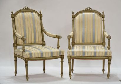 France Paire de fauteuils de style Louis XVI en bois laqué gris à dossier « chapeau...