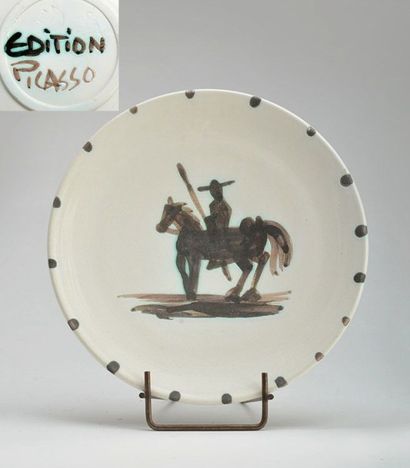 PICASSO, Pablo (1881-1973) Assiette en céramique blanche à décor de picador. Marque...