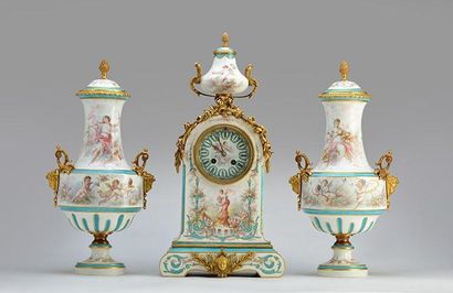 "SÈVRES" GARNITURE DE CHEMINEE en porcelaine de "Sèvres" à décor de guirlandes, rubans,...