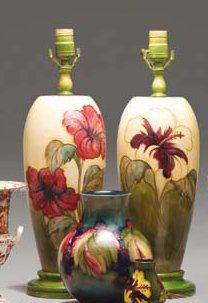 MOORCROFT Paire de lampe en porcelaine polychrome à décor de fleurs sur fond vert...