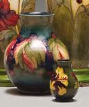 MOORCROFT Vase balustre en porcelaine polychrome à décor floral sur fonds vert. Marqué...