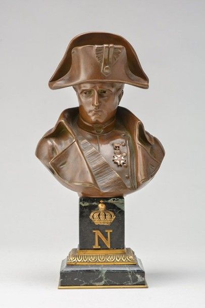 PINEDO Emile(1840-1916) Buste de Napoléon Bronze patine brune Base décorée du ?'N'',...