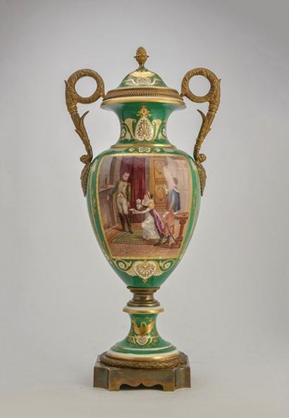 null Porcelaine verte dite ''Sèvres'' Majestueux vase en porcelaine verte dite de...