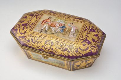 null Porcelaine mauve dite de ''Sèvres'' Boitier en porcelaine mauve dite de ''Sèvres''...