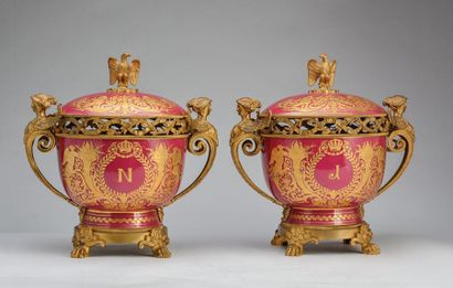 null Napoléon et Joséphine Paire d'importants vases en porcelaine rouge à riche décor...