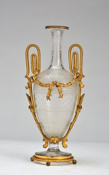 null Style Louis XVI Vase de style Louis XVI en cristal à motifs géographiques ciselés,...