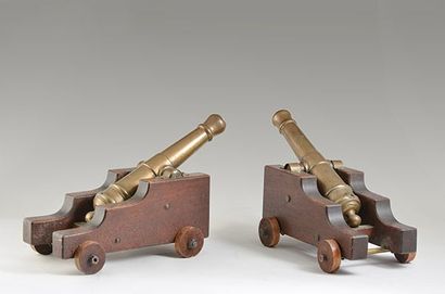 null Bronze Deux petits canons en bronze sur leur chariot en bois. H:32cm L:51cm...