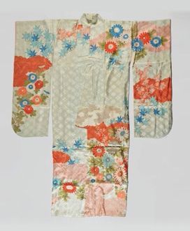 null FURISODE EN SOIE CRÈME JAPON Richement décoré de fleurs et feuillages aux tons...