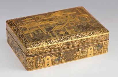 KOMAI MEIJI (1868-1912) JAPON Boîte rectangulaire en métal doré à décor, en numomezang...