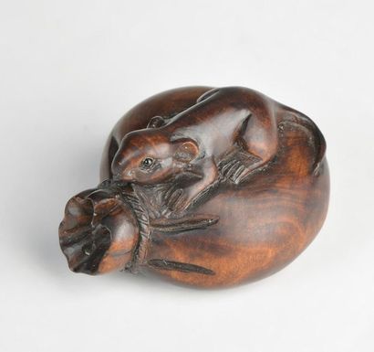 null NETSUKE EN BOIS FONCÉ JAPON Sculpté d'un rat sur un sac. L: 4.5cm - 1.75"