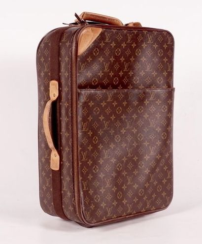 LOUIS VUITTON Petite valise en toile monogram, modèle "Pégase", poignée supérieure...
