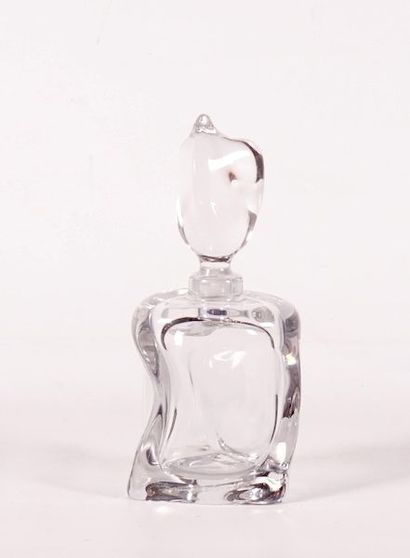 DAUM, France Carafe en cristal moulé, DAUM. H: 28cm - 11"