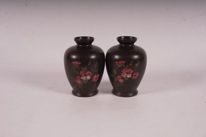 Langley lovatt's Paire de vases en céramique à patine brune et décor de fleurs. Estampillés...
