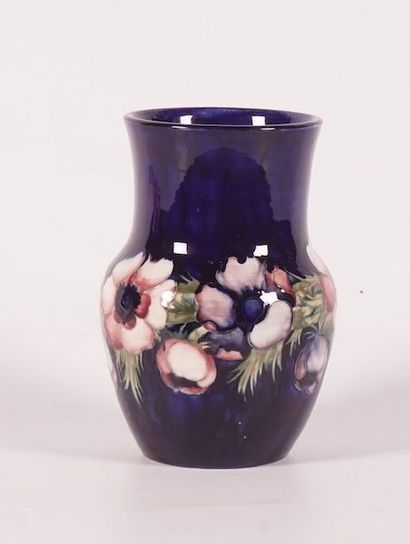 MOORCROFT Vase en céramique bleue à décor de fleurs, signé au revers: Moorcroft....