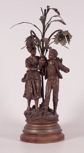 null Sculpture en régule à patine de bronze représentant un couple de jeunes gens...