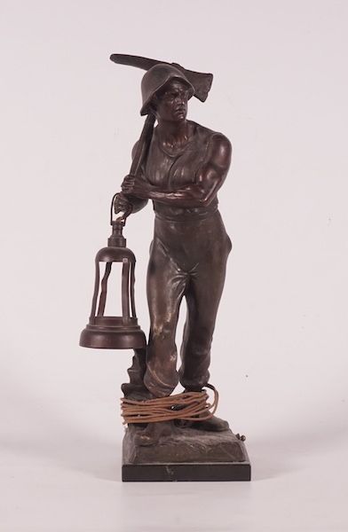null Sculpture en régule à patine de bronze représentant un paysan tenant un pic...