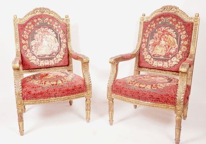 NAPOLÉON III Ensemble de deux fauteuils en bois à patine doré à décor de palmes et...