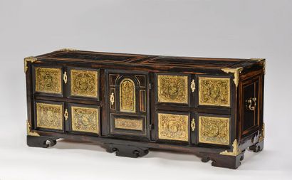 XVIIe siècle Cabinet ''stipo'' en palissandre et bronze doré s'ouvrant par 4 tiroirs...