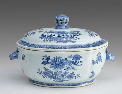 "La compagnie des Indes Orientales" Soupière en porcelaine de Chine blanc et bleu...