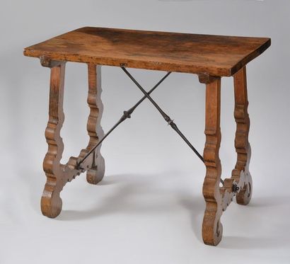 Espagne - XVIIe siècle Table en bois naturel au piétement découpé et reposant sur...
