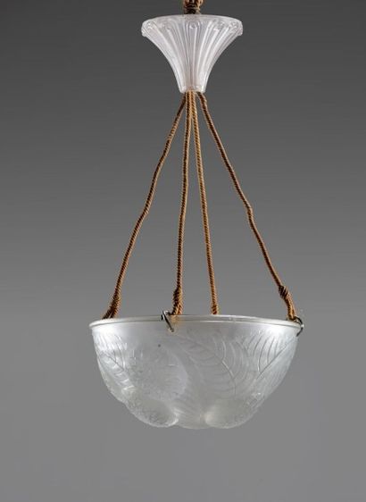 LALIQUE, René (1860-1945) Suspension modèle aux "Dahlias" de 1921 présentant une...