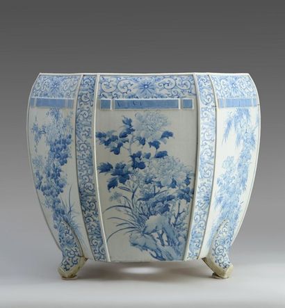 ÉPOQUE MEIJI Jardinière hexagonale sur pieds en porcelaine bleu blanc, à décor floraux...
