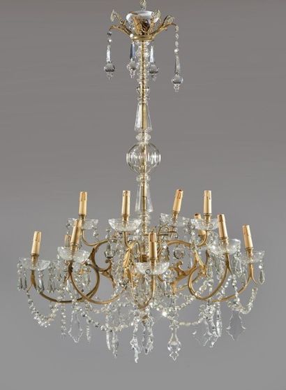 LOUIS XV Important lustre de style Louis XV en cristal à douze branches en volutes...