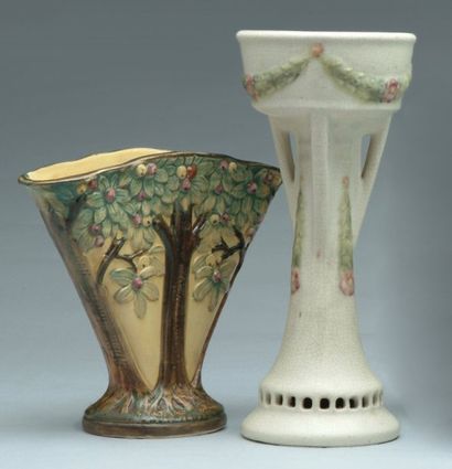 WELLER Vase en céramique à décor en relief d'arbres fruitiers sur fond jaune. On...
