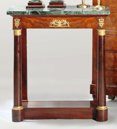 null Petite console de style Empire, elle ouvre par un tiroir en ceinture et repose...