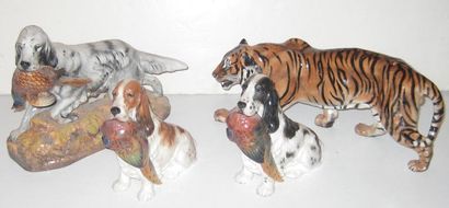 ROYAL DOULTON Lot animalier en porcelaine polychrome de 3 chiens de chasse et d'un...