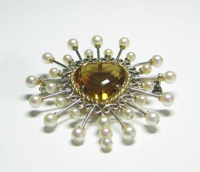 null Broche « soleil » sertie d'une citrine taillée en coeur et ornée de 29 perl...