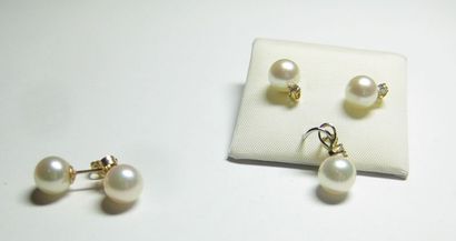 null Paire de boucles d'oreilles en or 14kt munie de deux perles de culture japonaise...