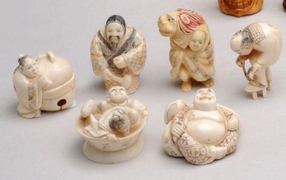 null 6 netsukés en ivoire représentant des personnages. Japon. 6 ivory netsukés representing...