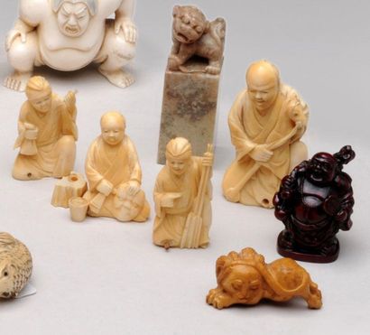 null Lot de 6 figurines japonaises en ivoire et bois. On joint un cachet. Set of...