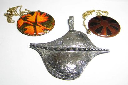null Lot de 3 bijoux comprenant un pendentif en émail sur métal de Claude Perrier,...