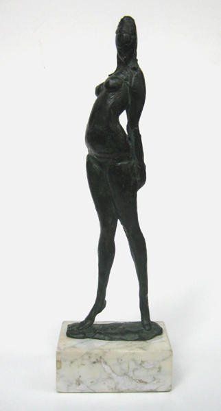 DAMASDY, Julius (1937-) Jeune femme Bronze à patine verte Signée sur la base: Damasdy...