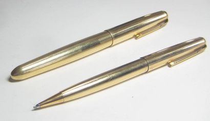 PARKER Paire de stylos en métal plaqués or. Pair of gold plated metal pens