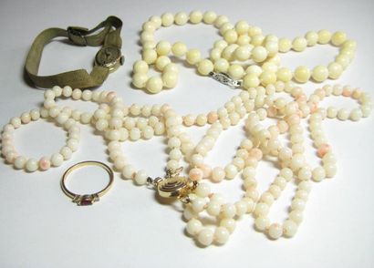 null Lot de bijoux comprenant : un collier de perles en ivoire avec fermoir argent,...