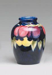 MOORCROFT Vase en porcelaine anglaise polychrome à décor de feuilles et de fruits...