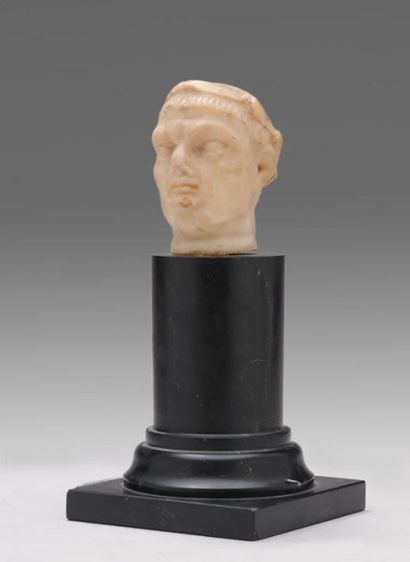 null Tête en marbre sculpté représentant l'empereur Néron. Rome Antique. Sur son...