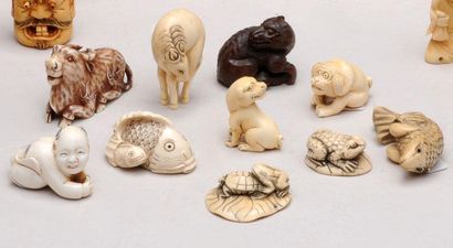 null Ensemble 10 netsukés « animaux » en ivoire et bois. Japon. Set of 10 ivory and...