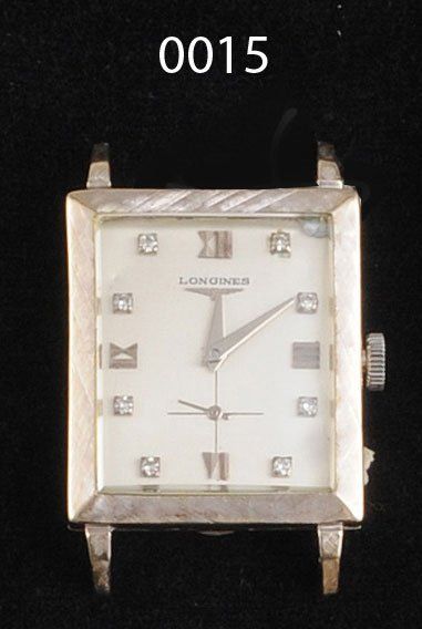 LONGINES Montre en or blanc 14kt, cadran rectangulaire, index chiffres romains et...