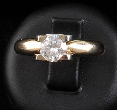 null Bague solitaire en or jaune 14kt orné d'un diamant taille brillant pesant environ...