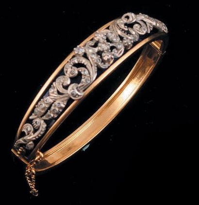 null Bracelet en or jaune 18 kt et platine serti de 3 diamants pesant environ 0,03...
