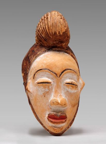 PUNU (Gabon) Masque Punu de forme ovale à menton pointu. Traditionnellement recouvert...