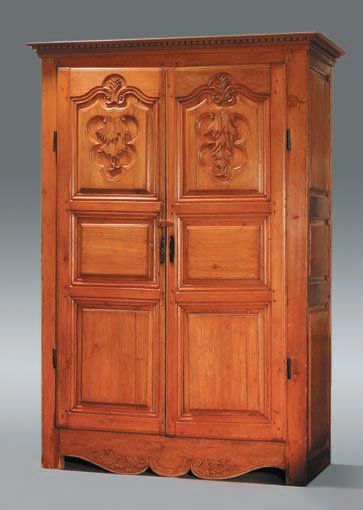 null Armoire en bois naturel d'inspiration Louis XV s'ouvrant par deux vantaux à...