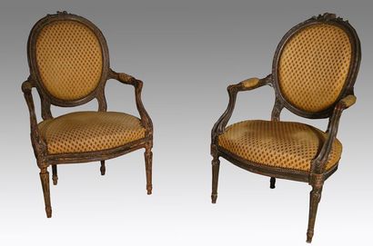 null Paire de fauteuils de style Louis XVI à dossier cabriolet en bois sculpté à...