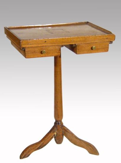 null Petite table d'époque Louis XVI en bois. Table en plateau à bordure moulurée,...